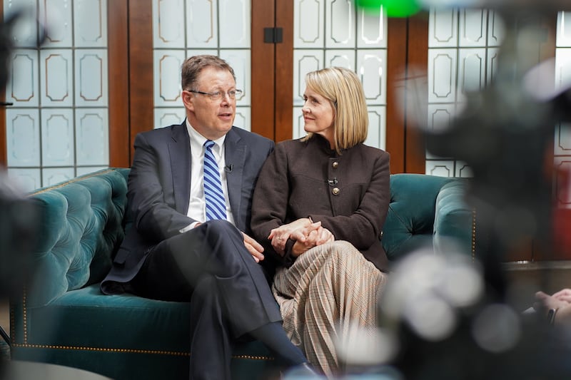 El élder Clark G. Gilbert y la hermana Christine Gilbert son entrevistados para el podcast de Church News que se transmitirá el martes 24 de febrero de 2026.