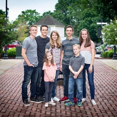 La familia Spindle, Tom y Shayla están en el centro, rodeados por Bradly, Collin, Aubrey, Camden y Melody.