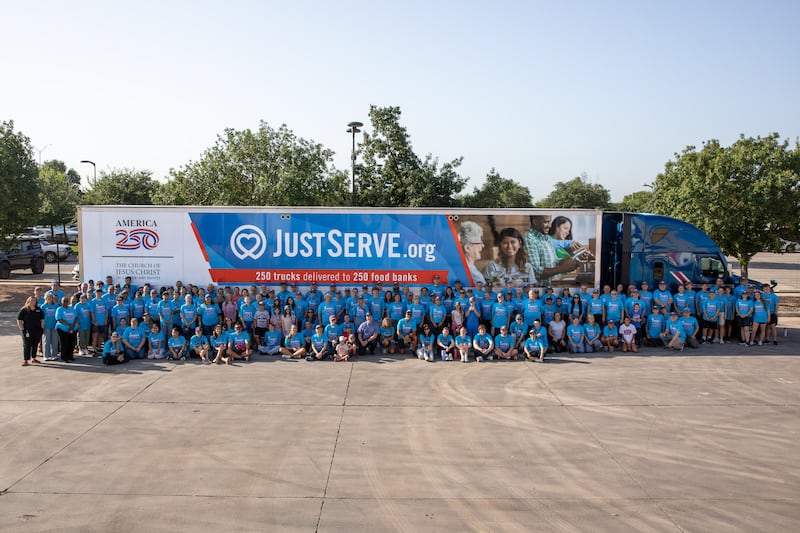 Los voluntarios de JustServe en el Banco de Alimentos de San Antonio en San Antonio, Texas, posan para una foto después de una donación de alimentos de La Iglesia de Jesucristo de los Santos de los Últimos Días el 22 de julio de 2026.