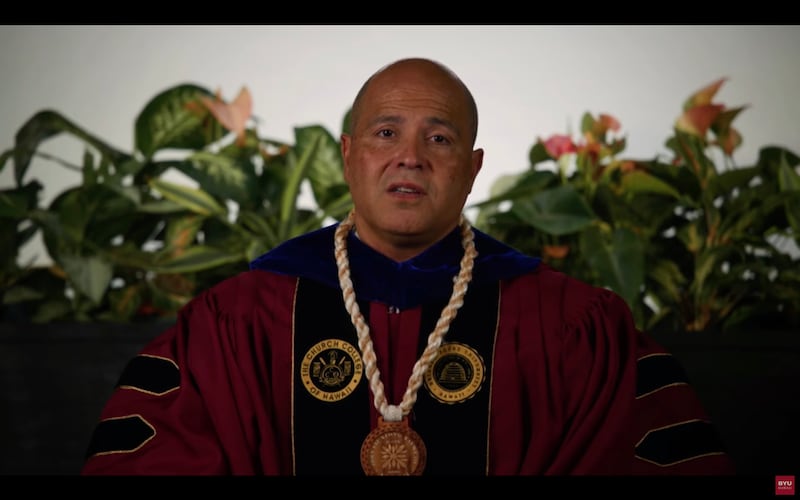 El presidente de BYU–Hawaii, John S.K. Kauwe III, habla a los graduados de BYU–Hawaii en un mensaje pregrabado el viernes 12 de diciembre de 2025.