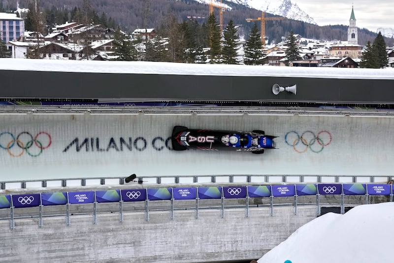 Kristopher Horn, Caleb Furnell, Hunter Powell y Carsten Vissering, de Estados Unidos, descienden por la pista durante una carrera de trineo de cuatro hombres en los Juegos Olímpicos de Invierno de 2026 en Cortina d'Ampezzo, Italia, el domingo 22 de febrero de 2026.