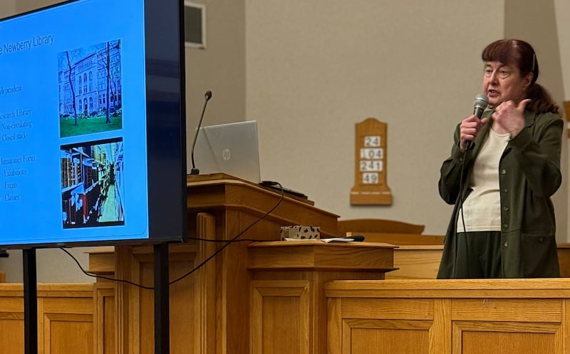 Grace Dumelle, asistente de genealogía e historia local en la Biblioteca Newberry, habla a entusiastas de la genealogía en un evento organizado por la Estaca Chicago Illinois el 7 de marzo de 2026. Más de 40 personas se reunieron para participar en clases y escuchar discursos de expertos de la Biblioteca Newberry de Chicago y de la Sociedad Genealógica e Histórica Afroamericana de Chicago.
