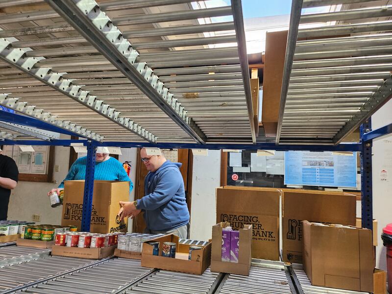 El élder Welch ayuda a empacar alimentos en el banco de alimentos Facing Hunger en Huntington, Virginia Occidental, el ______.