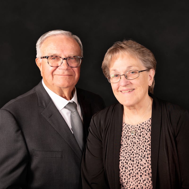 Bart Orr Christensen y Cherie Lynn Bullock Christensen, quienes servirán como presidente y directora del nuevo Templo de Montpelier, Idaho, a partir de la dedicación del templo.