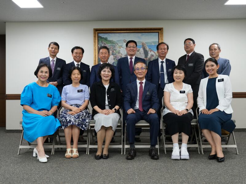 Los misioneros de servicio mayores que sirven en la Misión Corea Seúl posan para una foto en 2025.