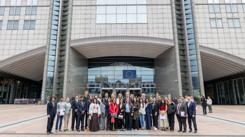Los participantes de la Conferencia Nexus de Bruselas se reúnen frente al edificio del Parlamento Europeo en Bruselas, Bélgica, antes de su visita el 13 de mayo de 2026.