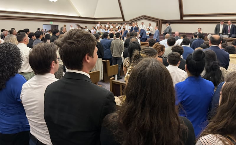 Jóvenes se presentan ante una devocional con el élder Clark G. Gilbert del Cuórum de los Doce Apóstoles en el Centro de Estaca Schaumburg Illinois en Chicago, Illinois el domingo 20 de septiembre de 2026.
