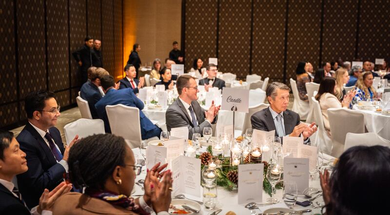 Asistentes a una cena de Navidad organizada por La Iglesia de Jesucristo de los Santos de los Últimos Días escuchan al Élder Rubén V. Alliaud, presidente del Área Europa Central, durante su discurso principal en Ginebra, Suiza en dic. 2025.