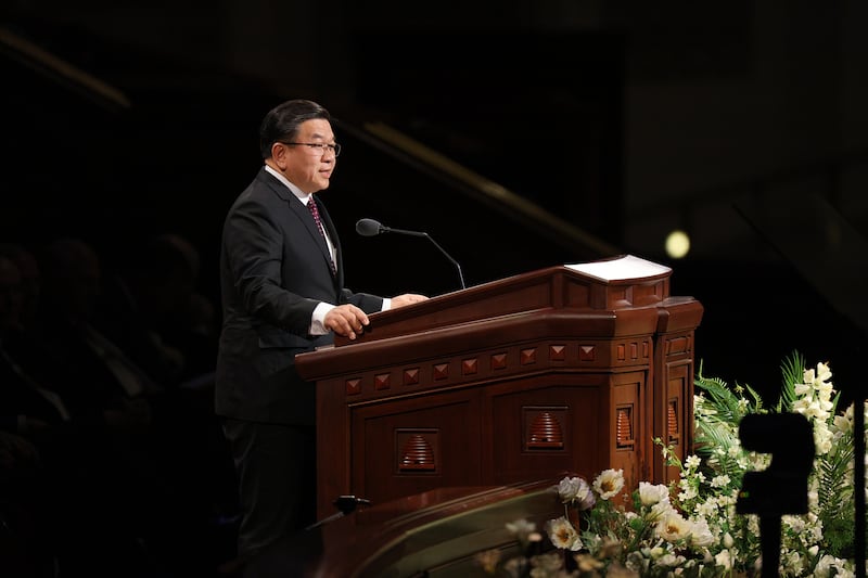 El élder Michael John U. Teh, Setenta Autoridad General, habla durante la sesión del sábado por la mañana de la 196ª Conferencia General Anual de La Iglesia de Jesucristo de los Santos de los Últimos Días en el Centro de Conferencias de Salt Lake City el 4 de abril de 2026.