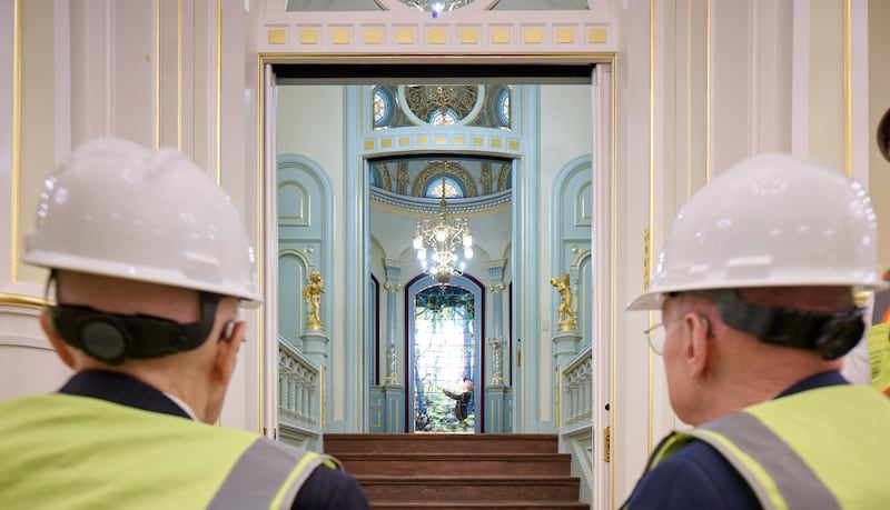 El presidente Dallin H. Oaks, a la izquierda, y el presidente Henry B. Eyring, a la derecha, observan una representación en vitrales de la Primera Visión en el Templo de Salt Lake.