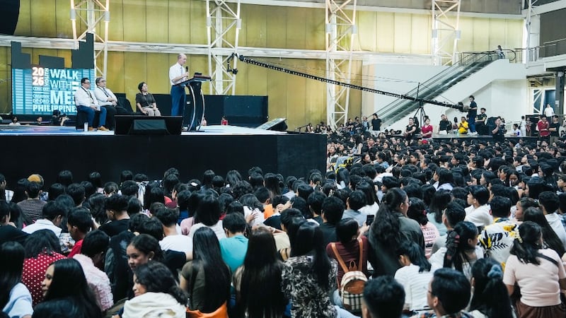 El élder Steven D. Shumway habla en Cagayán de Oro, Filipinas, 19 de septiembre de 2026.