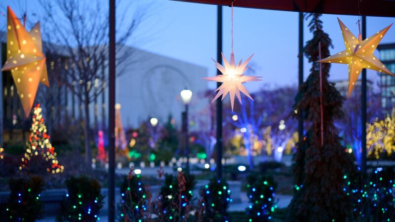 Las estrellas cuelgan en una ventana que da a la Manzana del Templo en Salt Lake City, durante la exhibición anual de luces navideñas.