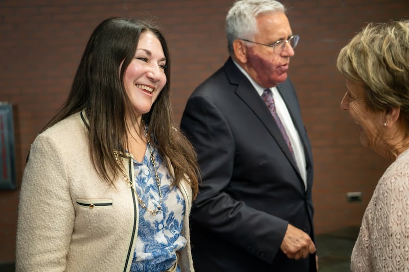 El élder Rubén V. Alliaud y la hermana Fabiana Alliaud saludan a las personas después del devocional del Ensign College en Salt Lake City el martes, 15 de septiembre de 2026.