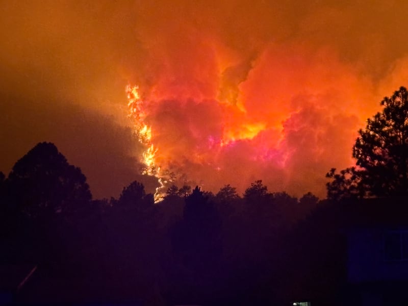 El incendio Aspen Acres visto desde Colorado City, Colorado, mirando hacia el oeste desde el lago Beckwith la noche del 3 de julio de 2026.