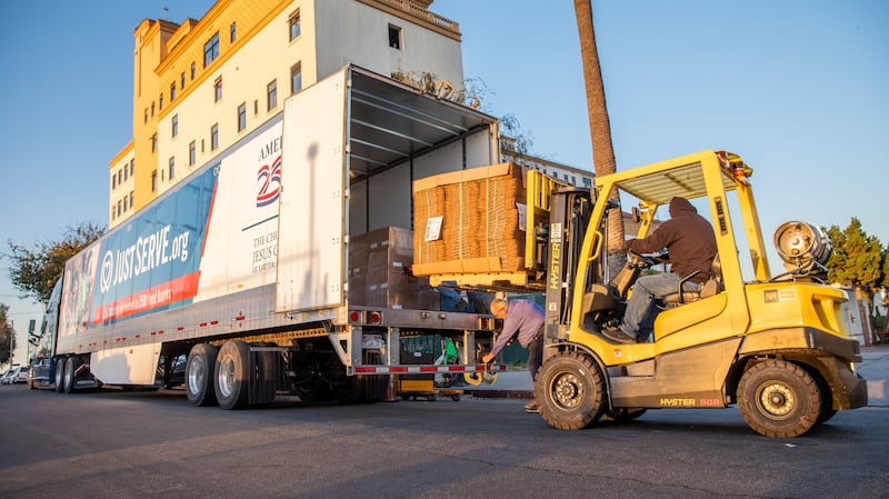 Una carretilla elevadora se usa para ayudar a descargar un camión lleno de alimentos donados por La Iglesia de Jesucristo de los Santos de los Últimos Días para varias misiones en Los Ángeles, California, el jueves 29 de enero de 2026.