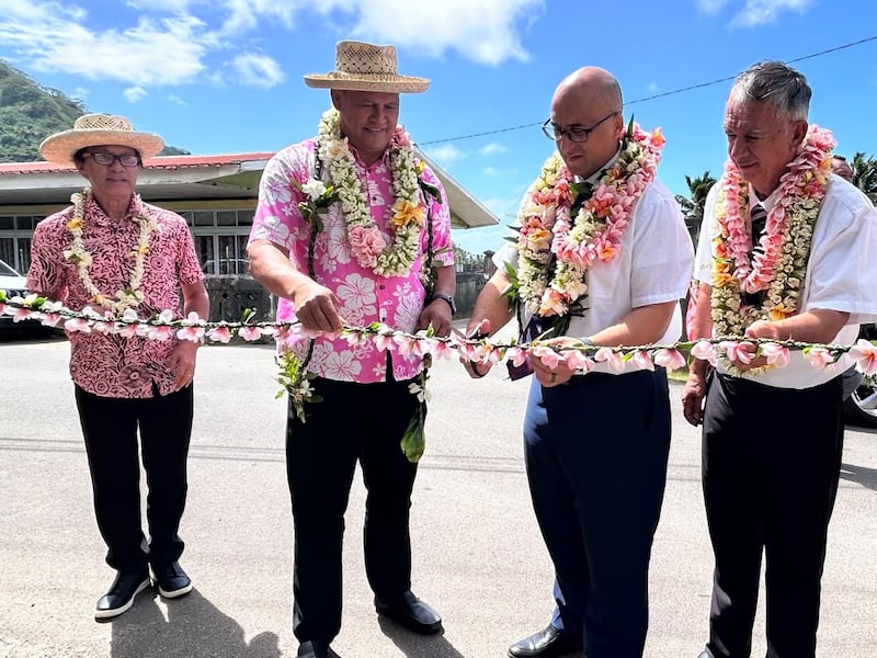 De izquierda a derecha, el alcalde de Faaaha Terii Rupea; el alcalde de Taha'a Martial Teroroiria; el élder Manea Tuahu, una Setenta Autoridad General; y el presidente de estaca Bora Bora Tahiti Moana M. Teriipaia participan en la ceremonia de corte de lei durante la entrega de un proyecto de agua en Taha'a, Polinesia Francesa, el 6 de octubre de 2026.
