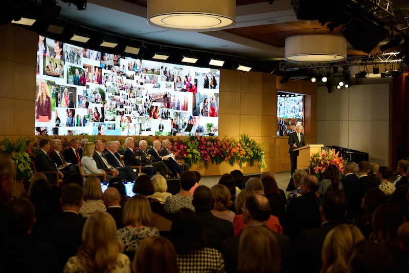 El élder Neil L. Andersen muestra una diapositiva llena de fotografías de misioneros durante el Seminario para Nuevos Líderes de Misión 2026 el jueves 18 de junio de 2026, en el Centro de Capacitación Misional de Provo en Provo, Utah.