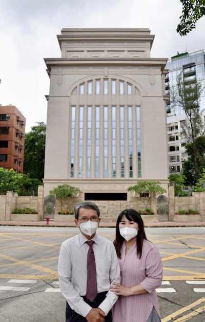 Wai-Kam Ng, a la izquierda, cantó en el coro para la primera dedicación del Templo de Hong Kong en mayo de 1996. Su hija, Agnes Ng, a la derecha, cantó para la nueva dedicación del Templo de Hong Kong el domingo 19 de junio de 2022.