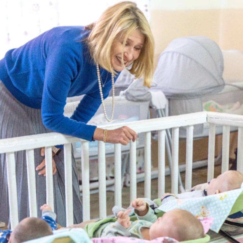 La presidenta Camille N. Johnson visita a niños en el Centro de Rehabilitación Infantil y Apoyo Familiar en Biskek, Kirguistán, el sábado 28 de febrero de 2026.