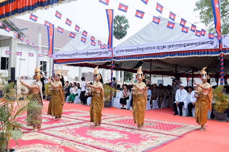 Las bailarinas tradicionales jémer Apsara interpretan la "Danza de la bendición" durante la celebración del nuevo edificio de consultas externas en el Hospital de Referencia Preah Net Preah, en la provincia de Banteay Meanchey, en el noroeste de Camboya, el 26 de febrero de 2026.