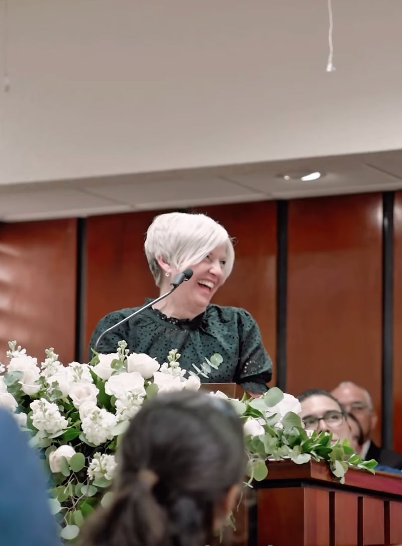 La presidenta Emily Belle Freeman comparte un mensaje desde el púlpito mientras ministra en Puerto Rico en mayo de 2026.