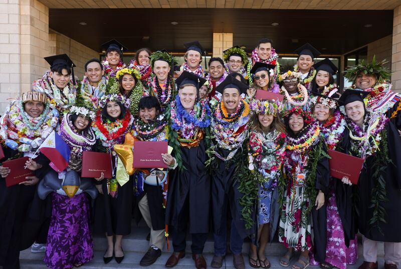 Graduados de BYU–Hawaii celebran con amigos y familiares fuera del Centro de Actividades Cannon en Laie, Hawaii, después de la ceremonia de graduación el viernes 12 de diciembre de 2025.