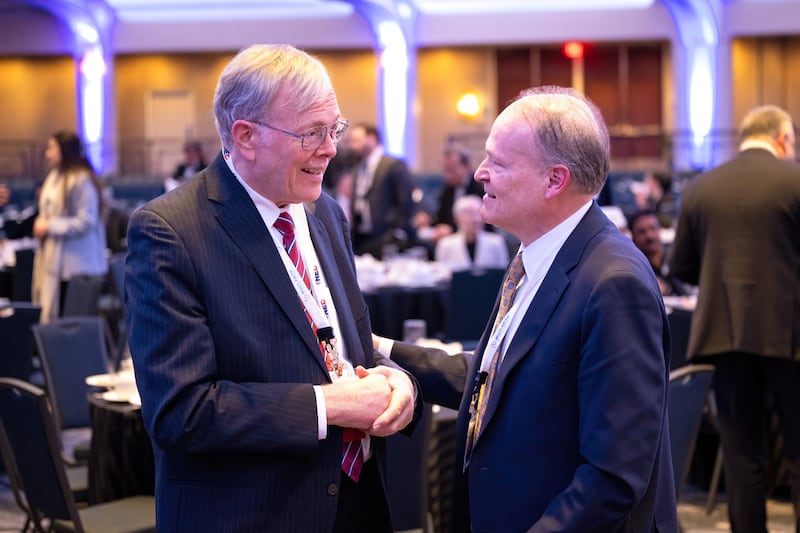 A la derecha, el élder Marcus B. Nash, de la Presidencia de los Setenta, conversa con otro invitado en el Foro Mundial de la Fe en Washington, D. C., el martes, 3 de febrero de 2026.