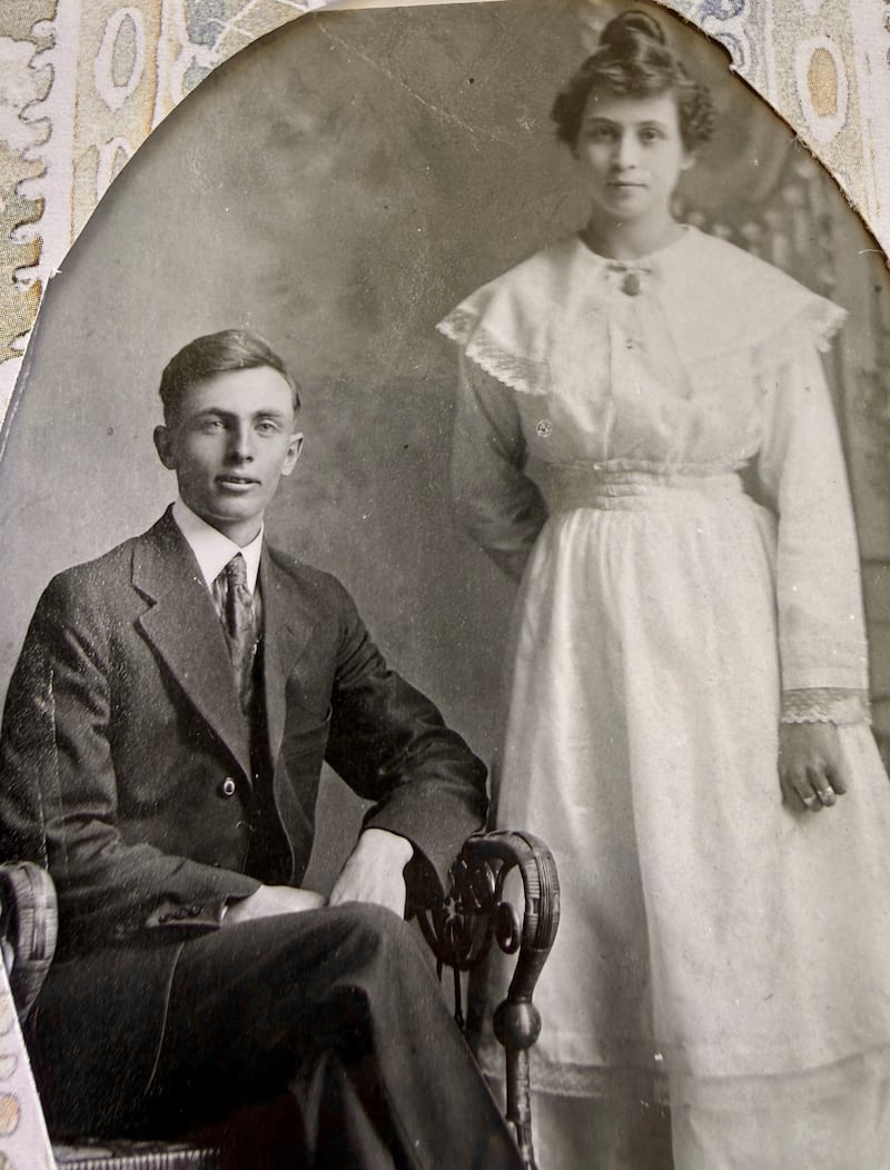 Una fotografía de James Miller y su esposa, Amanda Shuman Miller, en su día de bodas en abril de 1917 en Salt Lake City.