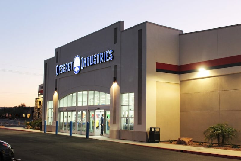 El edificio recientemente renovado de Deseret Industries está en 3850 W. Orange Grove Road, Marana, Arizona. Se inauguró el 9 de febrero de 2022. Marana es un suburbio de Tucson.