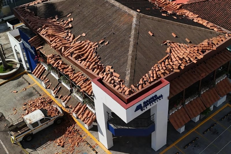 Las tejas del techo están esparcidas en el suelo después de un terremoto que sacudió Villa de los Santos, Panamá, el sábado 10 de octubre de 2026.