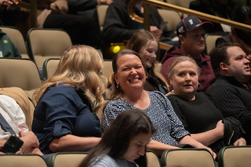 El personal docente y administrativo de Ensign College se prepara para escuchar el devocional del campus impartido por el élder Edward B. Rowe, Setenta Autoridad General, en el teatro del Centro de Conferencias en Salt Lake City, Utah, 20 de enero de 2026.