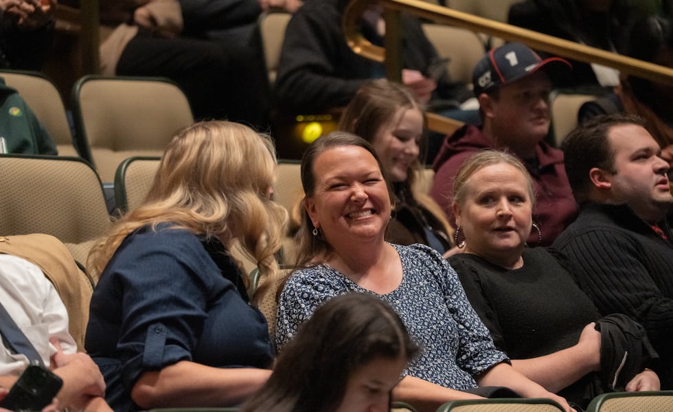 El personal docente y administrativo de Ensign College se prepara para escuchar el devocional del campus impartido por el élder Edward B. Rowe, Setenta Autoridad General, en el teatro del Centro de Conferencias en Salt Lake City, 20 de enero de 2026.