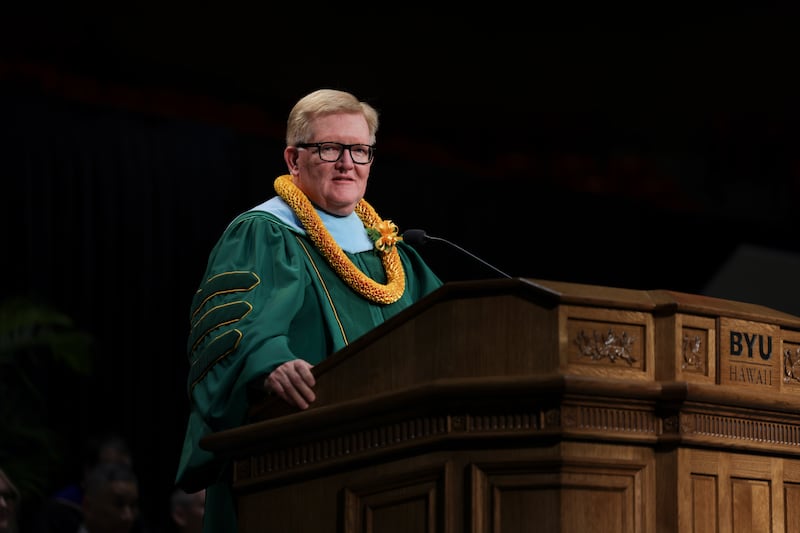 R. Kelly Haws, asistente del comisionado de educación de la Iglesia, habla durante la graduación de BYU–Hawaii celebrada en el Centro de Actividades Cannon en Laie, Hawaii, el viernes 12 de diciembre de 2025.