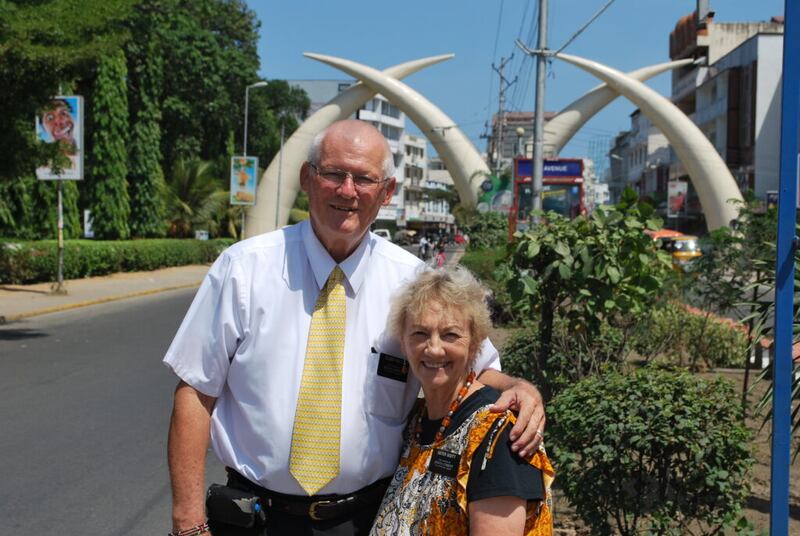 Los Scott sirvieron una misión en Kenia. La hermana Scott utilizó sus conocimientos médicos para servir en la misión.