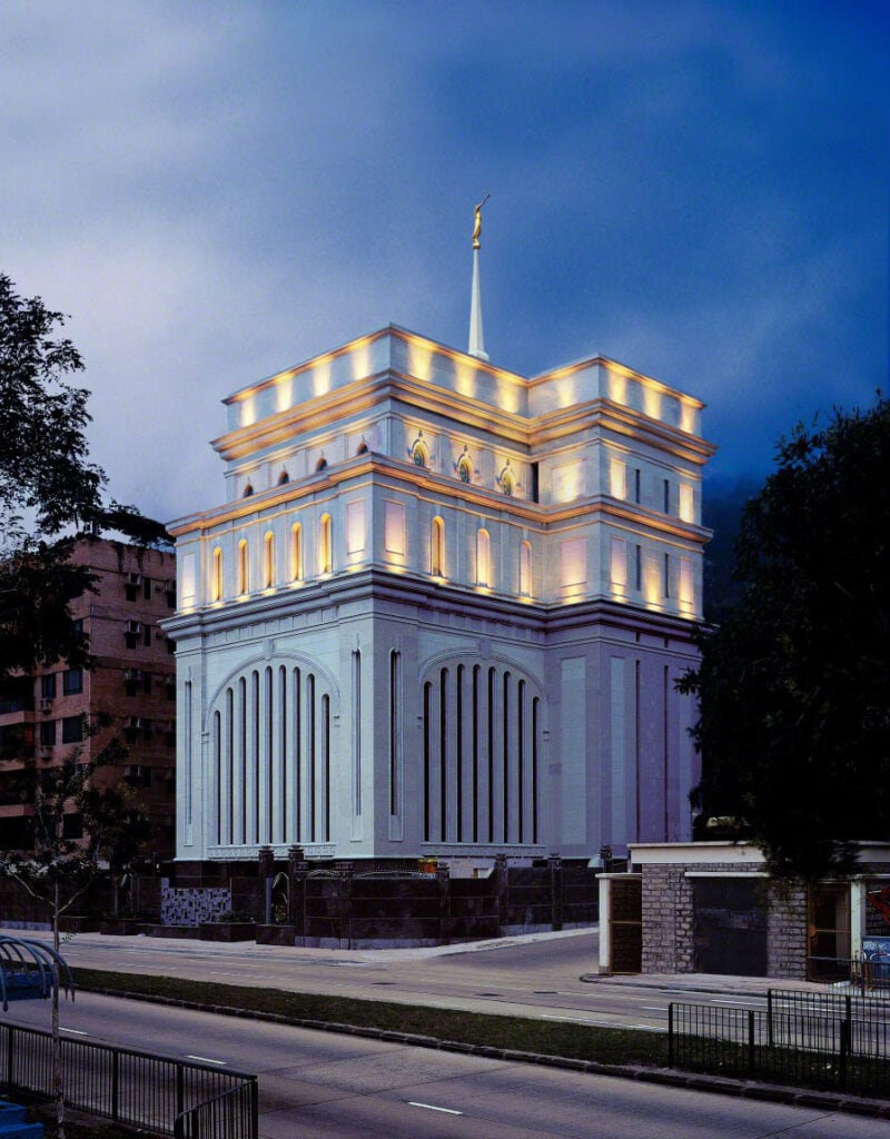 El Templo de Hong Kong, China iluminado al anochecer.