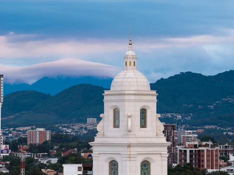 La torre en la parte superior del Templo de Miraflores Ciudad de Guatemala Guatemala.