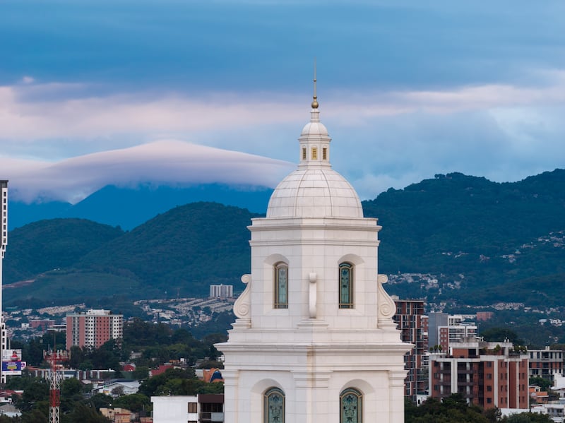 La torre en la parte superior del Templo de Miraflores Ciudad de Guatemala Guatemala.