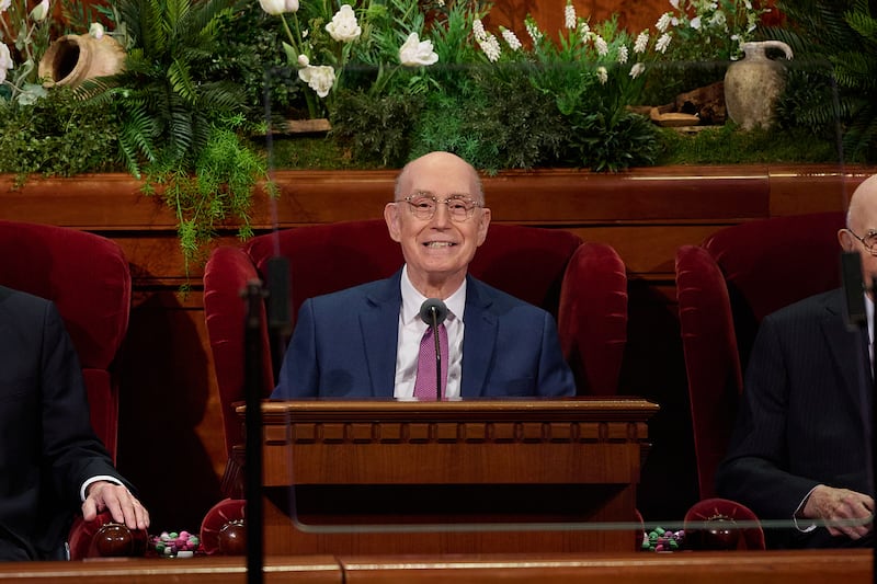 El presidente Henry B. Eyring, primer consejero en la Primera Presidencia, dirige la sesión del domingo por la mañana de la Conferencia General Anual N.º 196 de La Iglesia de Jesucristo de los Santos de los Últimos Días en el Centro de Conferencias en Salt Lake City el 5 de abril de 2026.