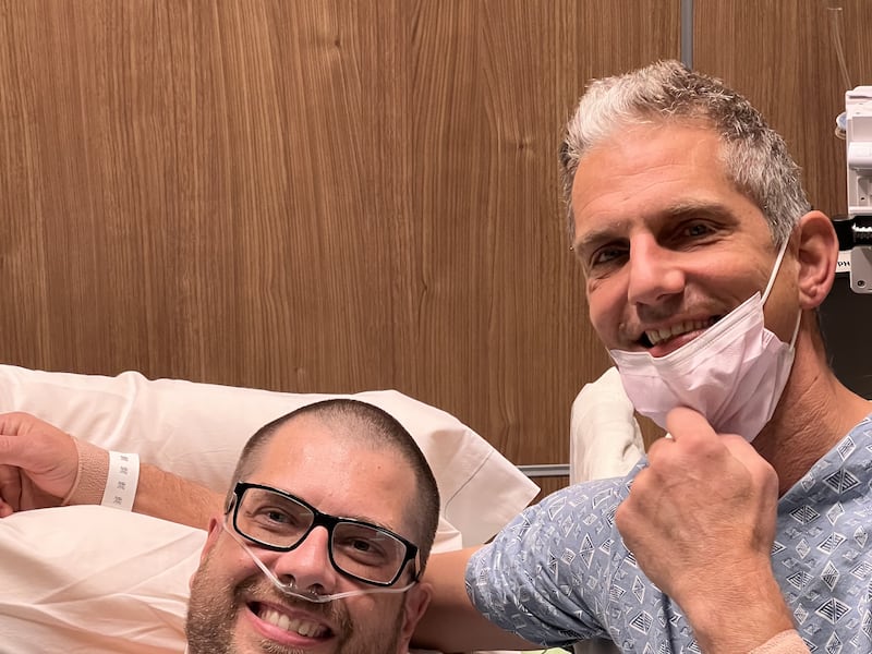Brad Bywater y Chris Runkel sonríen momentos después de que ambos se sometieron a una cirugía de trasplante de riñón el 26 de septiembre de 2023 en el Hospital de la Clínica Mayo en Phoenix, Arizona.