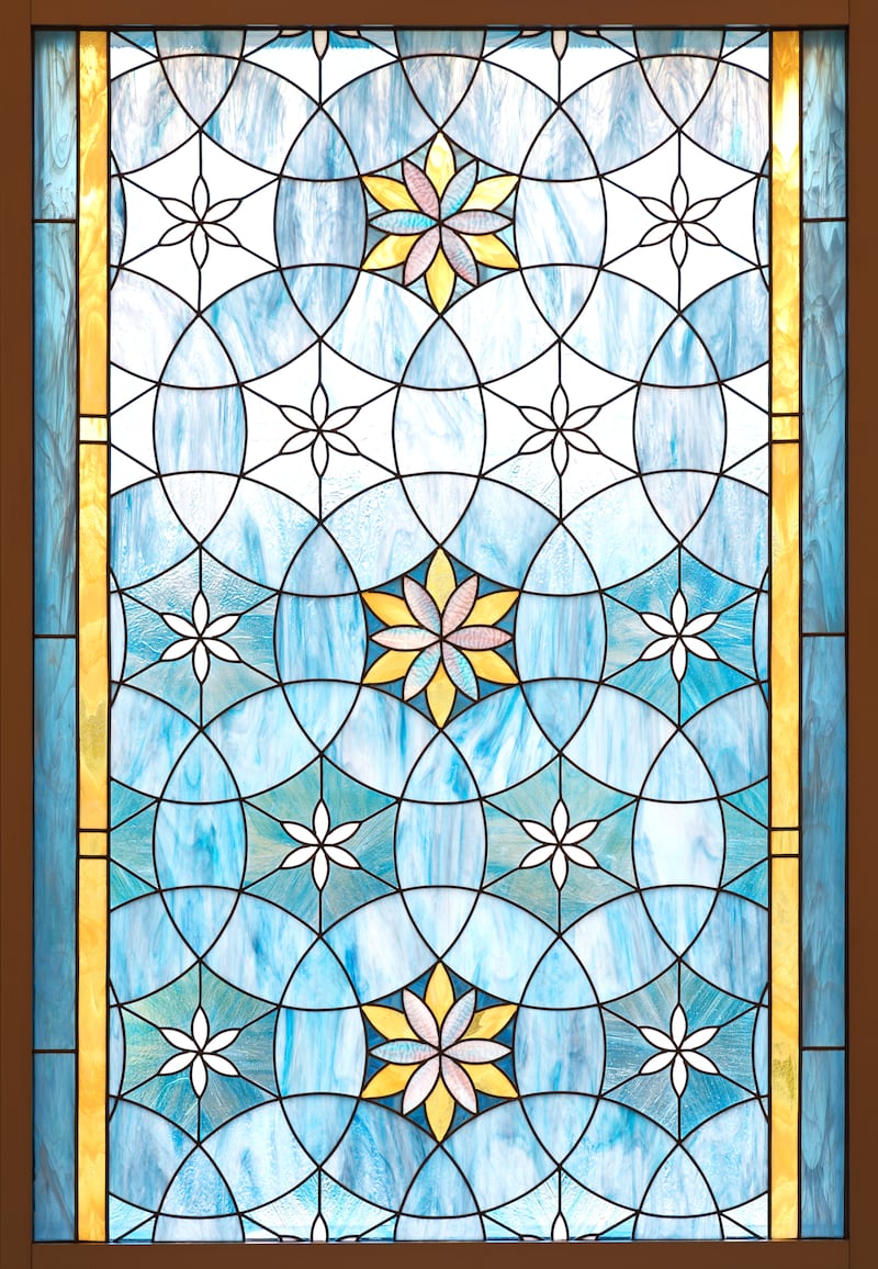Una ventana de vidrio artístico en el Templo de Belo Horizonte, Brasil.