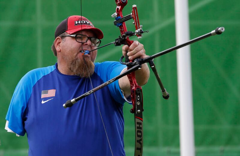 Eric Bennett, de Estados Unidos, usa su boca para retirar su flecha mientras compite en el evento de tiro con arco abierto individual en los Juegos Paralímpicos en el Sambódromo de Río de Janeiro, Brasil, el martes, 13 de septiembre de 2016.