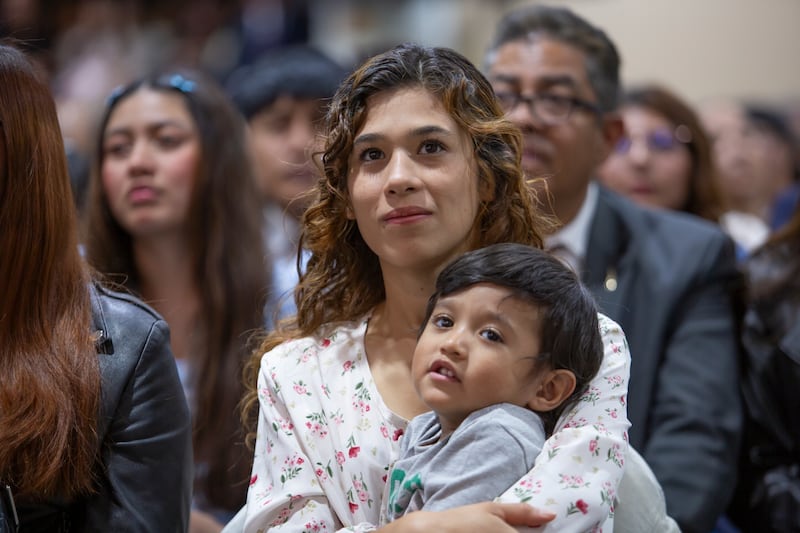 Miembros de La Iglesia de Jesucristo de los Santos de los Últimos Días escuchan un mensaje del élder Ulisses Soares del Cuórum de los Doce Apóstoles en una conferencia especial de estaca en la Ciudad de México, México, el 30 de agosto de 2026.