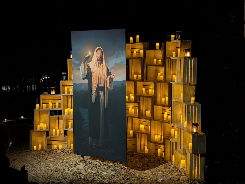 La obra "Lead, Kindly Light" de Simon Dewey se exhibe al final de la caminata de fe en el Campamento del Valle de Heber el miércoles, 31 de julio de 2025.