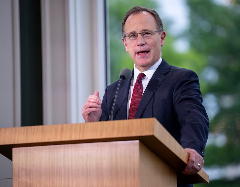 El Élder Kyle S. McKay, una Autoridad General Setenta que sirve como historiador e historiadora de la Iglesia, habla en la dedicación del Centro de Visitantes del Templo de Nauvoo en Nauvoo, Illinois, el sábado 27 de junio de 2026.