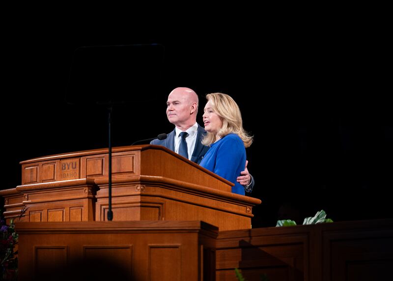 El presidente Alvin F. Meredith III y la hermana Jennifer Meredith hablan en el devocional de apertura del semestre de otoño 2025.