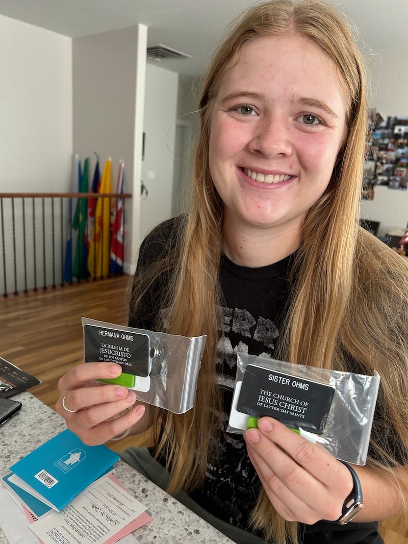 Adilaide Ohms, de 18 años, sostiene sus placas de misionera. Comenzará su servicio misional el 29 de julio de 2026.
