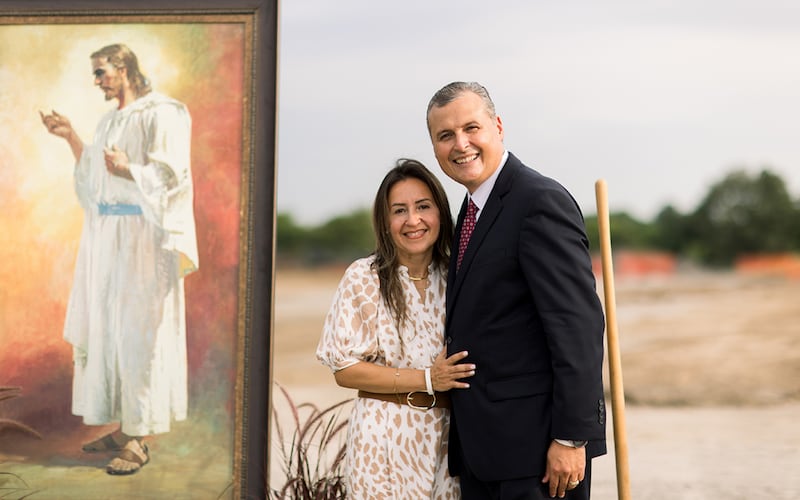 El élder Pedro X. Larreal, Setenta Autoridad General y miembro de la presidencia del Área Sudoeste de Estados Unidos de la Iglesia, quien presidió la ceremonia de colocación de la primera piedra del Templo de Tulsa, Oklahoma, está de pie con su esposa, la hermana Sariah Larreal, el sábado 22 de agosto de 2026, en Tulsa, Oklahoma.