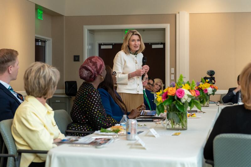 La presidenta general de la Sociedad de Socorro, Camille N. Johnson, habla durante una mesa redonda en el Centro de Visitantes del Templo de Los Ángeles, en Los Ángeles, California, el martes, 17 de marzo de 2026.