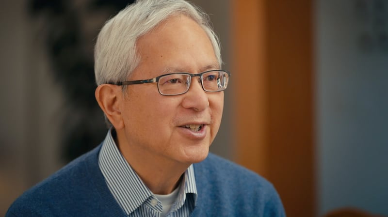 El élder Gerrit W. Gong sonríe mientras enseña sobre la inteligencia artificial en un video publicado por La Iglesia de Jesucristo de los Santos de los Últimos Días el domingo 7 de junio de 2026.