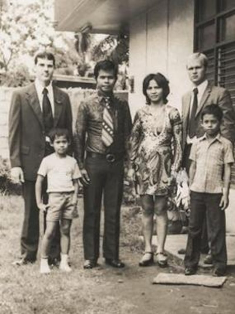 La familia Revillo con los misioneros en 1971 en la ciudad de General Santos, Filipinas.